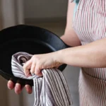 Näin peset teflonpäällysteisen kattilan tai paistinpannun vahingoittamatta pinnoitetta