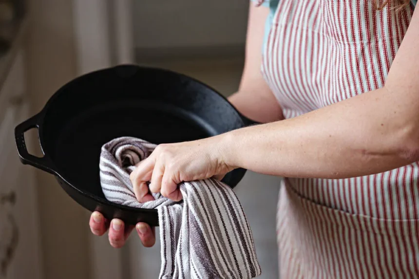 Näin peset teflonpäällysteisen kattilan tai paistinpannun vahingoittamatta pinnoitetta