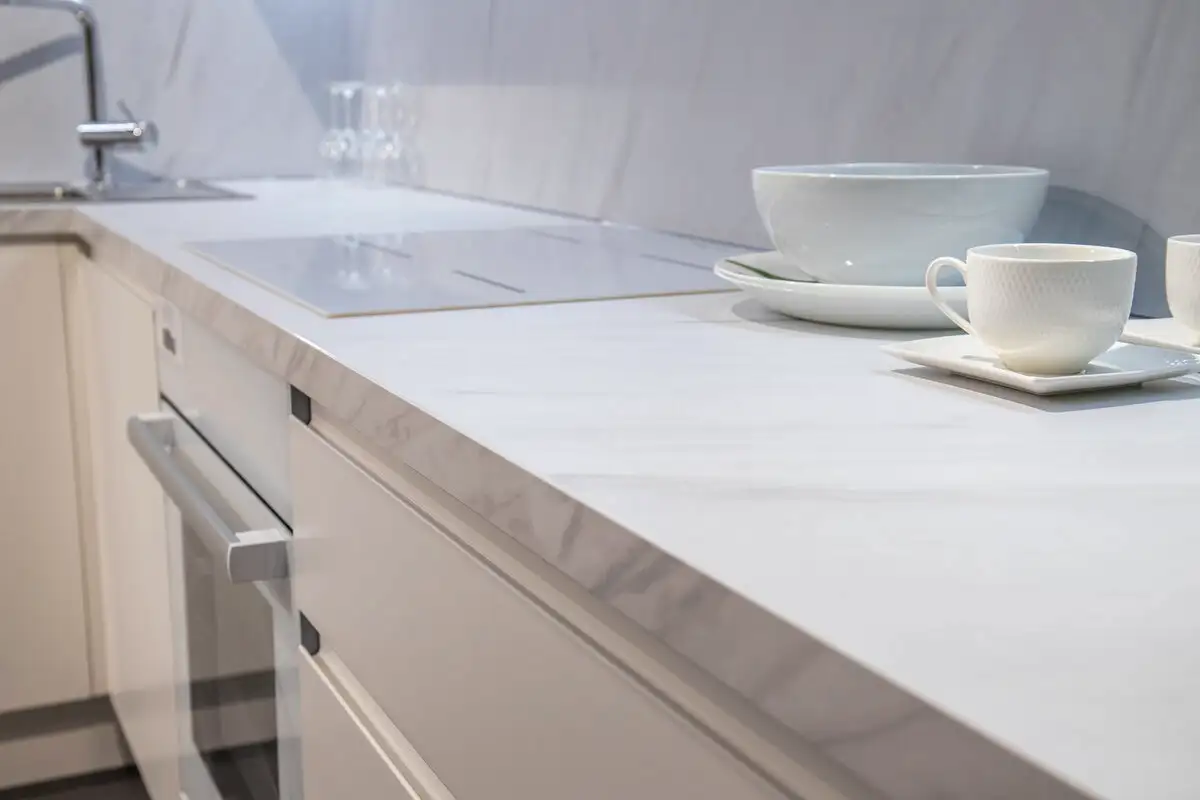 Posliinitaso on keittiön paras ystävä vuosikymmeniksi – voit leikata, kaataa, läikyttää ja laskea kuumimmat padat suoraan sen päälle, eikä mikään jätä jälkeäkään