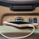 Puhelimen lataaminen autossa USB-portin kautta: Onko se turvallista vai piileekö riskejä?