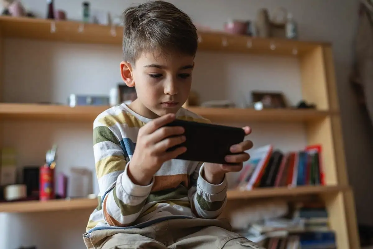 Vanhempien salainen sopimus leviää – miksi yhä useampi perhe päättää, että oma puhelin tulee lapselle vasta 13-vuotiaana