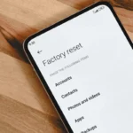 Milloin puhelin on pakko palauttaa täysin puhtaaksi tehdasasetuksiin?