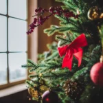 Punainen nauha joulukuuseen – näin houkuttelet vaurautta, onnea ja suojaa koko vuodeksi 2026