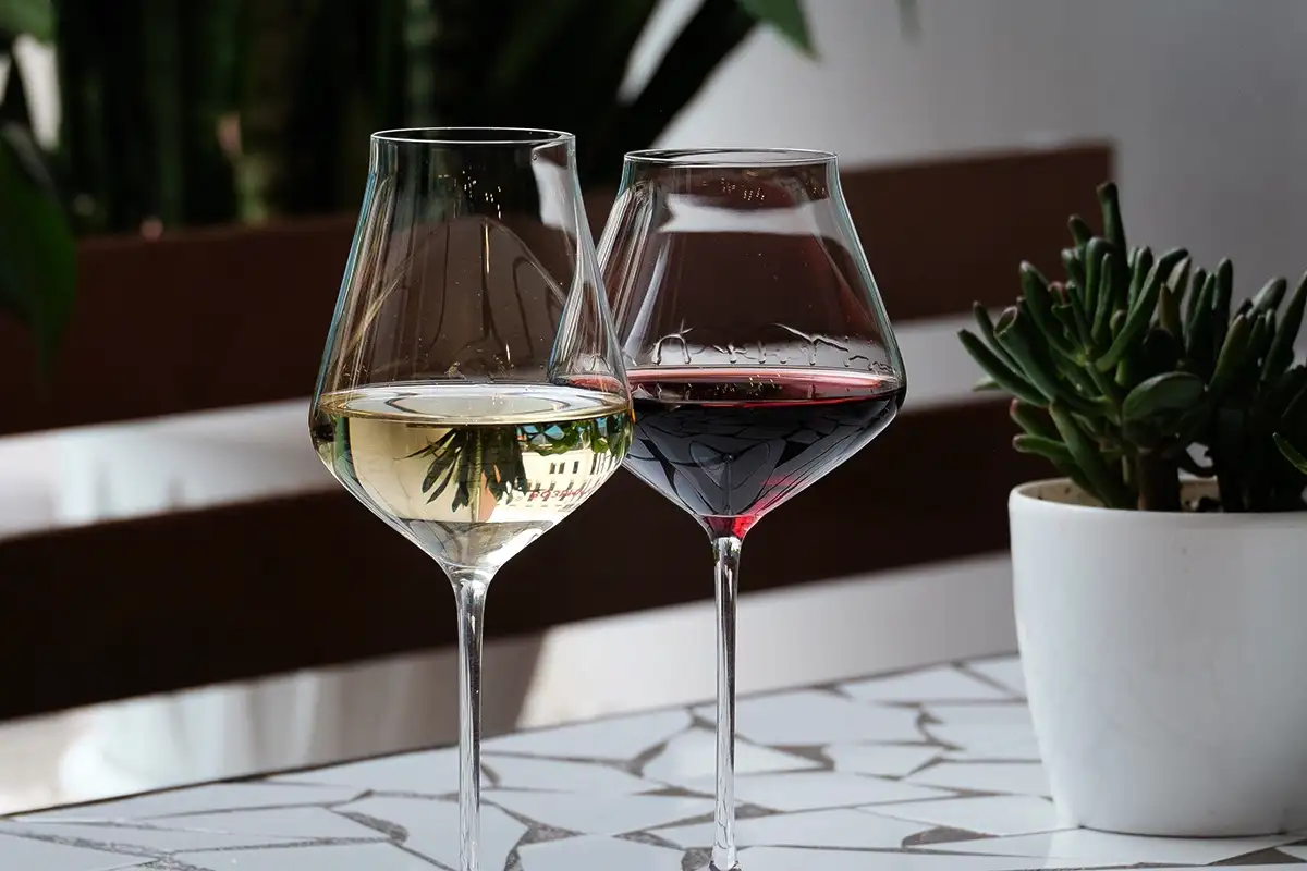 Punaviini vs valkoviini: kumpi on terveellisempää – ja kannattaako viiniä juoda ollenkaan?