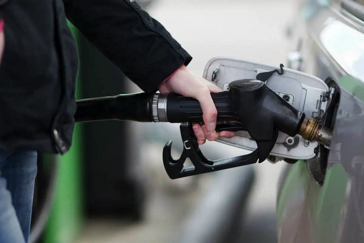 Säästä bensaa jopa 30 % – näin ajat fiksusti ja pidät lompakon tyytyväisenä joka ikinen päivä vuodesta toiseen