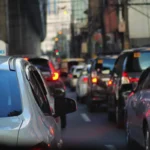 Sähköautot ruuhkassa: tyhjeneekö akku todella paikallaan seisomisesta vai onko koko juttu vain vanha myytti?