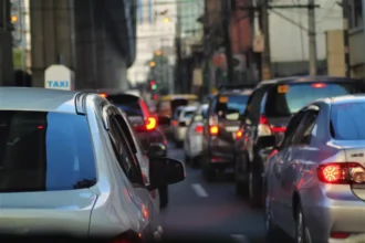 Sähköautot ruuhkassa: tyhjeneekö akku todella paikallaan seisomisesta vai onko koko juttu vain vanha myytti?