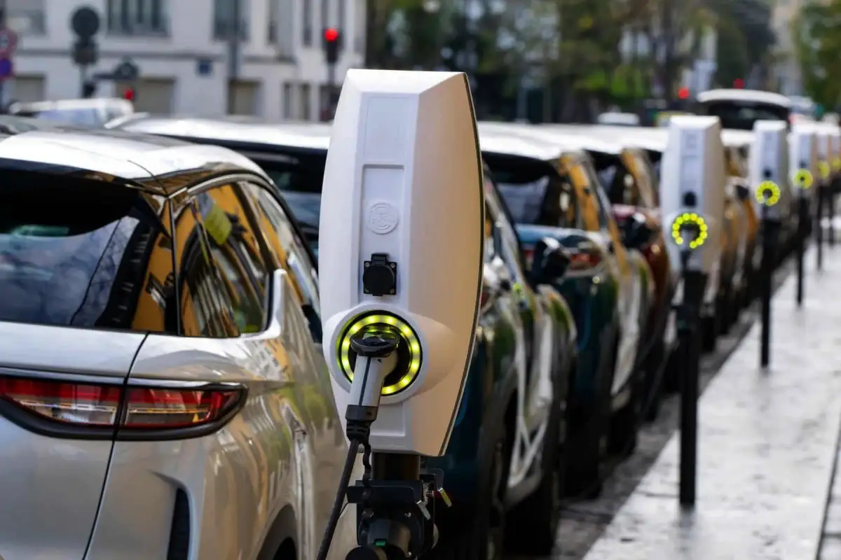 Sähköautot ruuhkassa: tyhjeneekö akku todella paikallaan seisomisesta vai onko koko juttu vain vanha myytti?