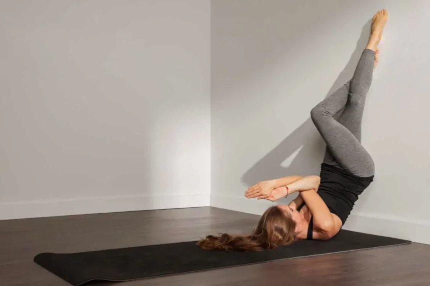 Seinäpilates: 4 harjoitusta, jotka parantavat liikkuvuutta ja vahvistavat lihaksia