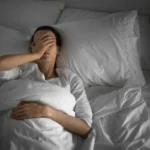 Yksi ilta ilman näyttöjä voi muuttaa koko elämäsi – näin sininen valo iltaisin tuhoaa unesi, aineenvaihduntasi ja terveytesi