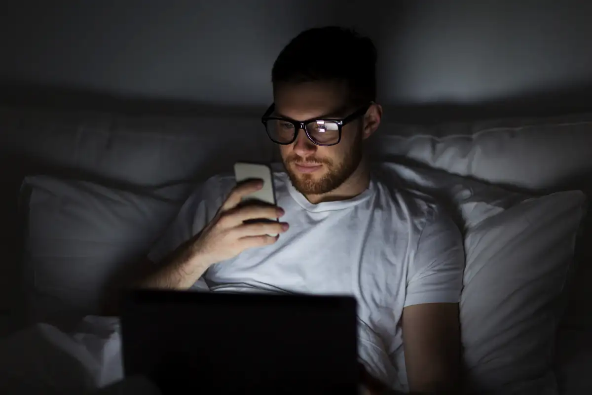 Yksi ilta ilman näyttöjä voi muuttaa koko elämäsi – näin sininen valo iltaisin tuhoaa unesi, aineenvaihduntasi ja terveytesi