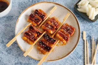 Sotteok-sotteok: Korean katujen kuningasvartaat – rapeita, tahmeita, makeantulisia ja täysin koukuttavia