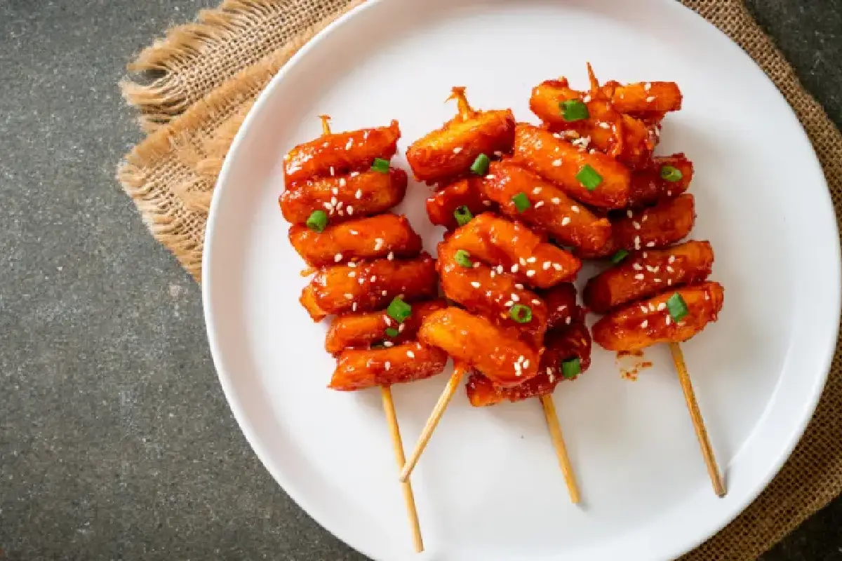 Sotteok-sotteok: Korean katujen kuningasvartaat – rapeita, tahmeita, makeantulisia ja täysin koukuttavia