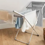 Talven pyykin kuivaus: Täydellinen opas, jolla vaatteesi eivät IKINÄ haise ummehtuneelta – vaikka ulkona sattaisi viikkoja