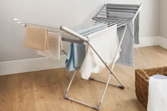 Talven pyykin kuivaus: Täydellinen opas, jolla vaatteesi eivät IKINÄ haise ummehtuneelta – vaikka ulkona sattaisi viikkoja