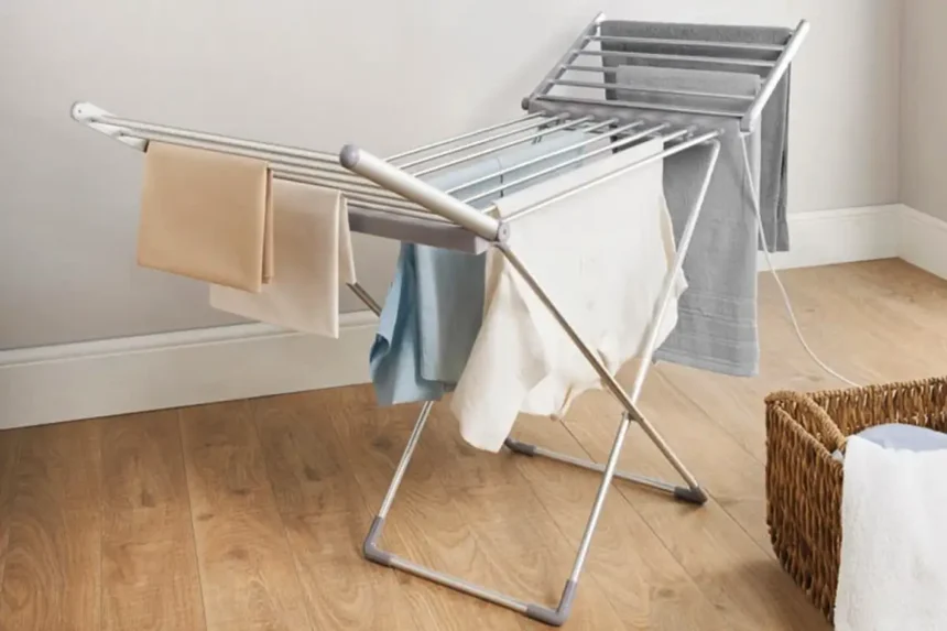 Talven pyykin kuivaus: Täydellinen opas, jolla vaatteesi eivät IKINÄ haise ummehtuneelta – vaikka ulkona sattaisi viikkoja