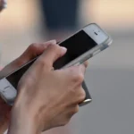 Mitä tarkoittaa tarkistaa puhelin joka 5. minuutti psykologian mukaan – Näin riippuvuus hiipii arkeesi