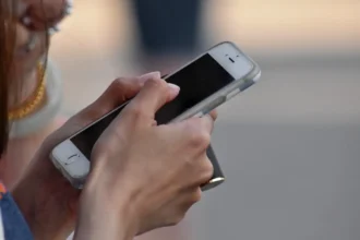 Mitä tarkoittaa tarkistaa puhelin joka 5. minuutti psykologian mukaan – Näin riippuvuus hiipii arkeesi