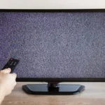 Miksi televisio vilkkuu? 10 yleisintä syytä, miksi kuva vilkkuu tai värisee – ja miten korjataan heti