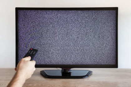 Miksi televisio vilkkuu? 10 yleisintä syytä, miksi kuva vilkkuu tai värisee – ja miten korjataan heti