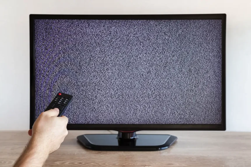 Miksi televisio vilkkuu? 10 yleisintä syytä, miksi kuva vilkkuu tai värisee – ja miten korjataan heti