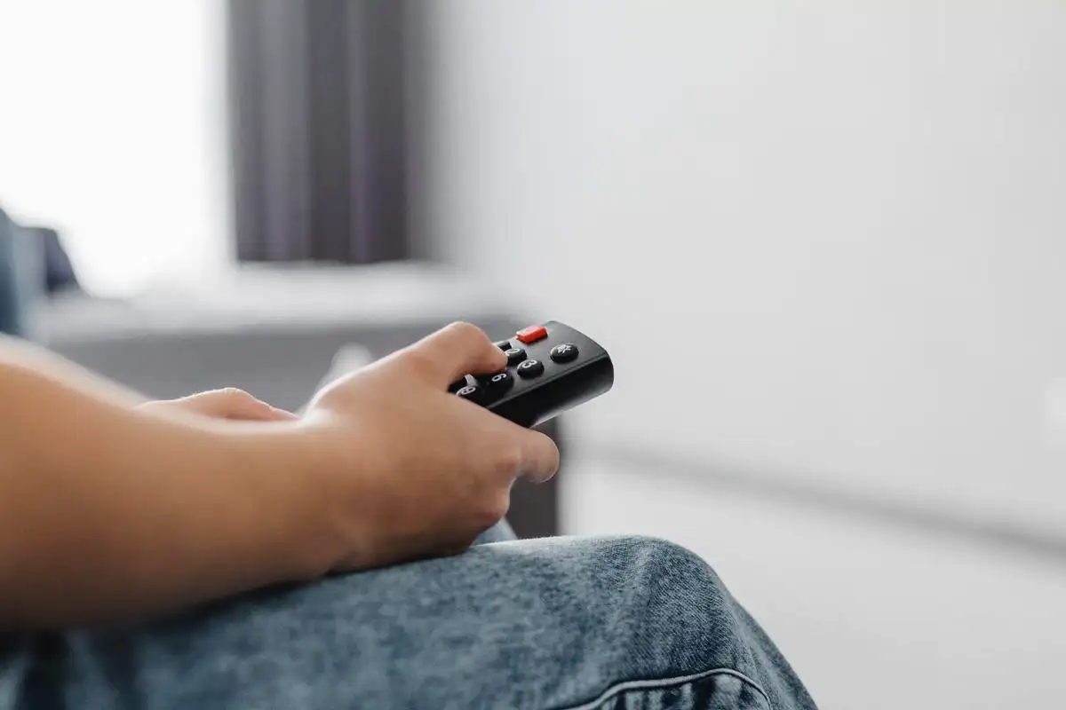 Miksi televisio vilkkuu? 10 yleisintä syytä, miksi kuva vilkkuu tai värisee – ja miten korjataan heti