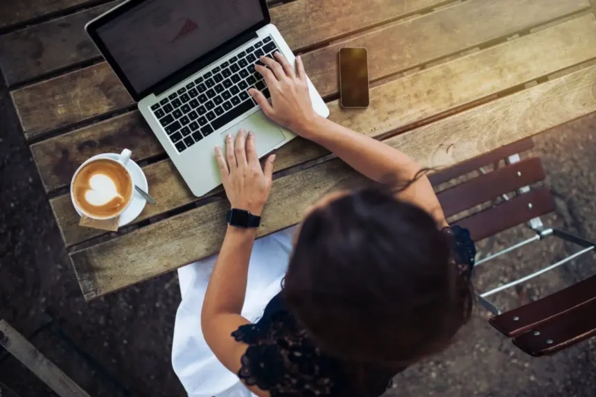 11 jokapäiväistä tapaa, jotka tuhoavat kannettavasi sisältäpäin – ja miten estät ne kaikki ennen kuin on liian myöhäistä