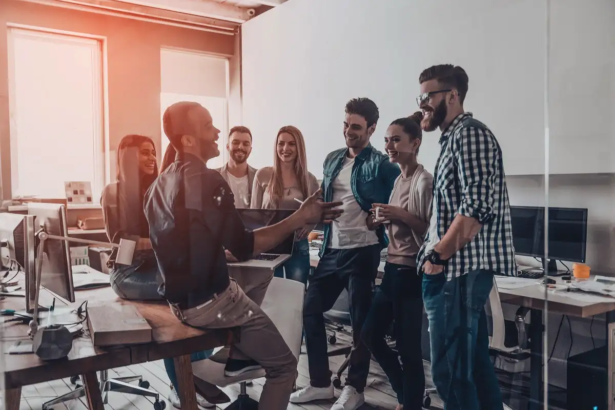 Työpaikan saattaja – hiljainen tuhoaja, joka voi maksaa yritykselle miljoonia: näin tunnistat ja pysäytät hänet ajoissa