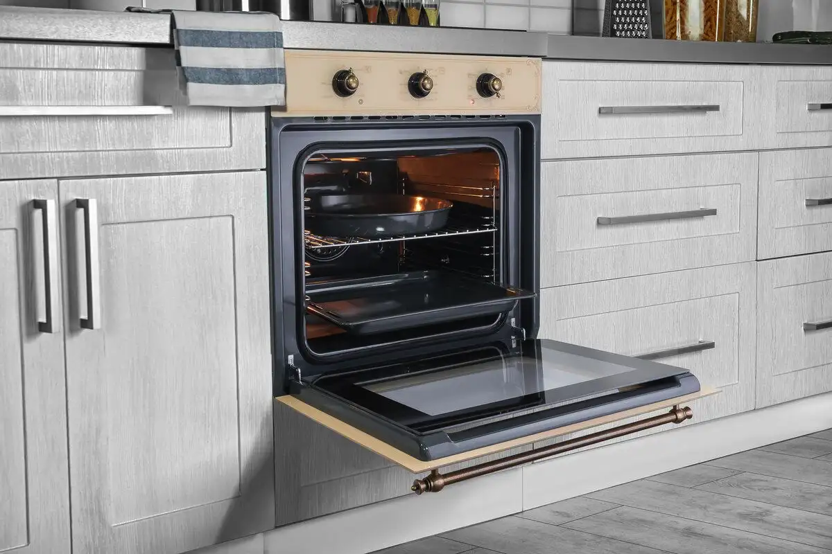 Uunin sähkönkulutus kuriin – näin paistat puolet halvemmalla ja ruoka on silti parempaa kuin koskaan