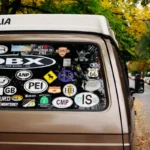 Näin poistat vanhat tarrat auton laseista täydellisesti – 10 minuutissa, ilman naarmuja ja melkein ilmaiseksi