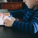 Vanhempien sopimus digitaalisesta odotuksesta – hiljainen kriisi, jossa lapset vaativat puhelinta ja aikuiset yrittävät sanoa ei