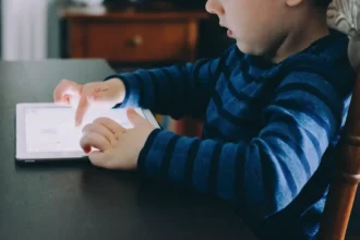 Vanhempien sopimus digitaalisesta odotuksesta – hiljainen kriisi, jossa lapset vaativat puhelinta ja aikuiset yrittävät sanoa ei