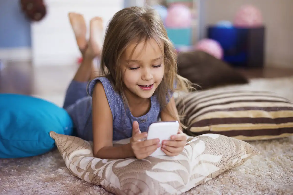 Vanhempien sopimus digitaalisesta odotuksesta – hiljainen kriisi, jossa lapset vaativat puhelinta ja aikuiset yrittävät sanoa ei
