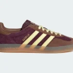 Viininpunaiset lenkkarit ruskeilla yksityiskohdilla – talven ainoa kenkä, jota tulet tarvitsemaan