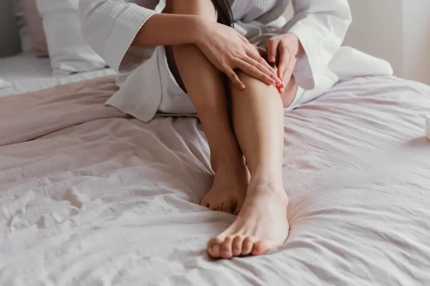 Yölliset lihaskrampit – miksi jalka muuttuu kivikovaksi keskellä unta ja mitä se todella tarkoittaa